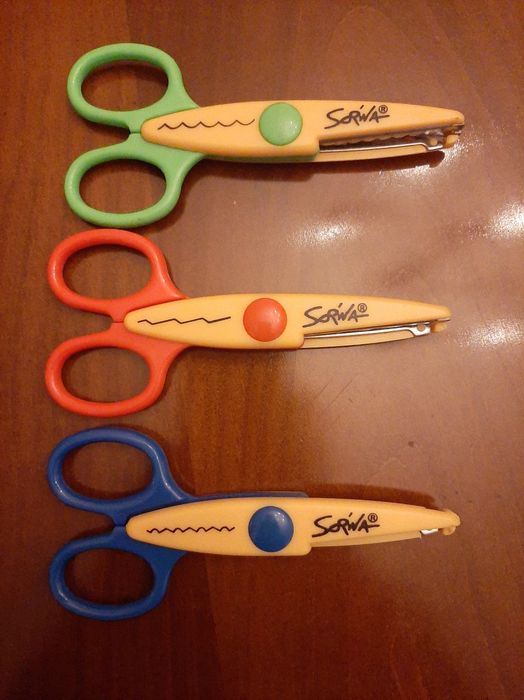 Tesouras com cortes com enfeites