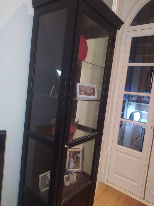 Móveis pretos muito bonitos com vidro