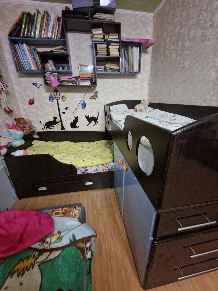 Двухъярусная детская кровать с ящиками разных размеров