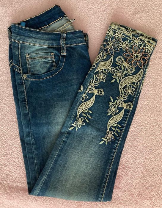 Skinny jeans push up com bordados Mozzaar