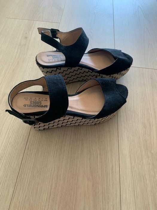 Sandálias de cunha em bom estado