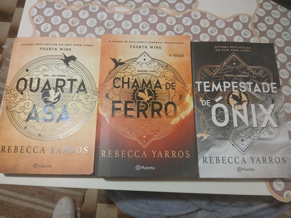 Triologia "Quarta Asa" de Rebecca Yarros.