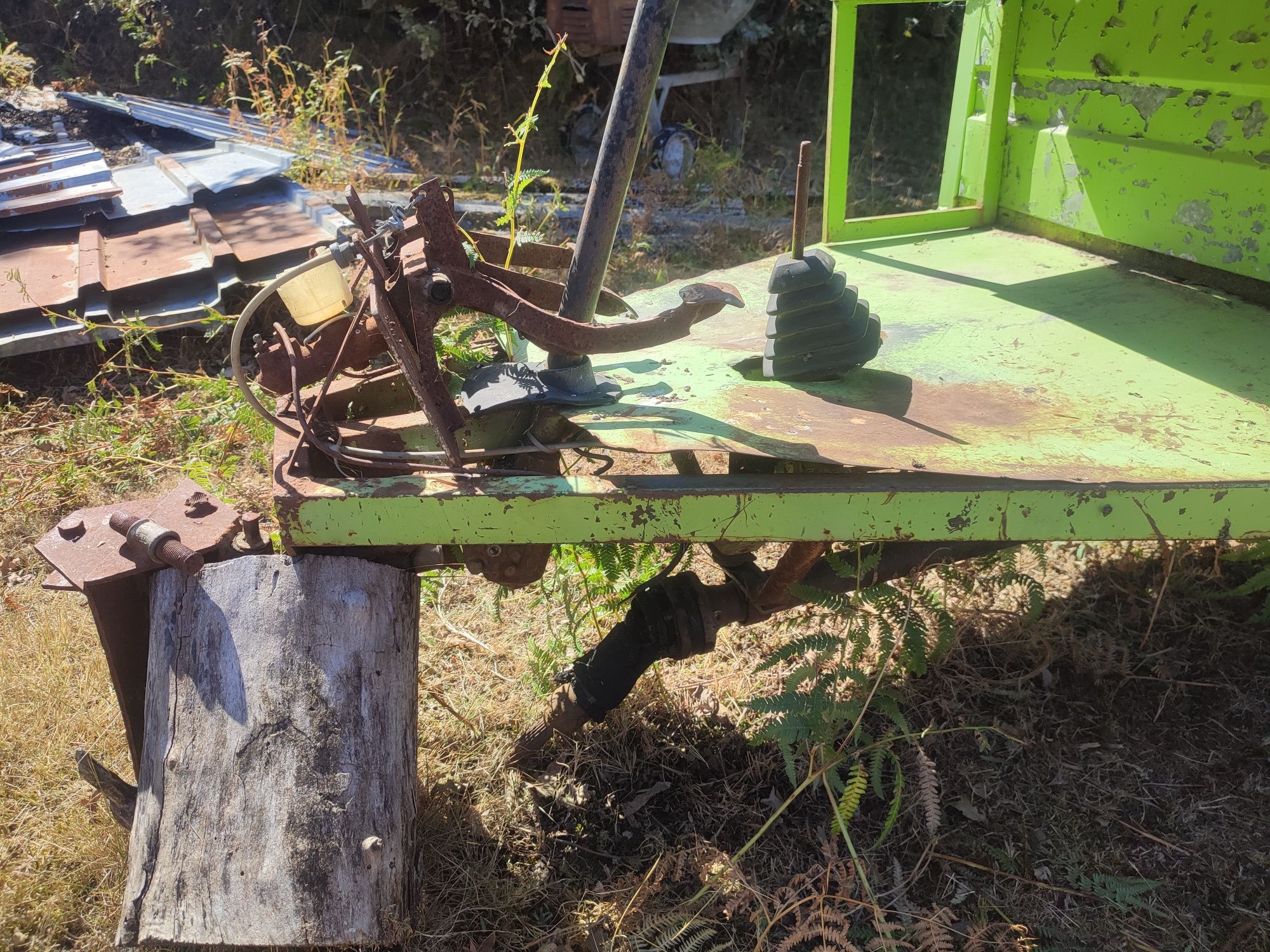 Reboque agrícola com sistema de tração