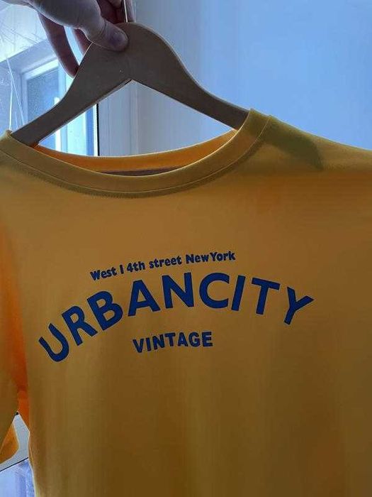Яскрава жовта футболка з написом «Urbancity»