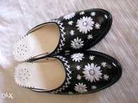 Chinelas bordadas à mão criança