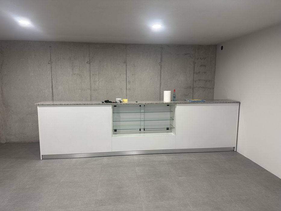 Balcão proveniente de espaço comercial.