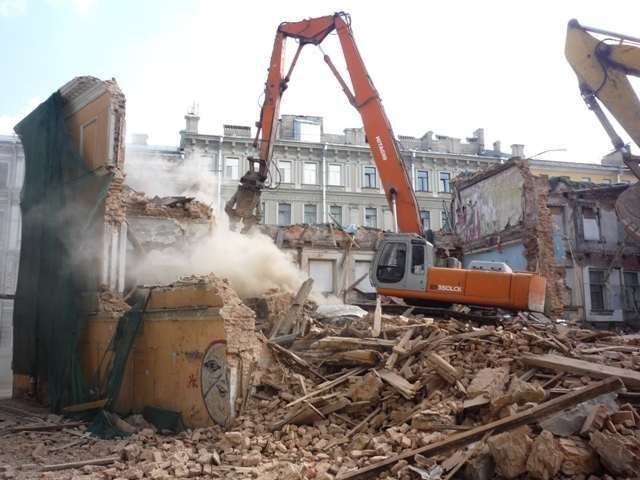 Демонтаж будівель будинків  Вивіз сміття на звалище