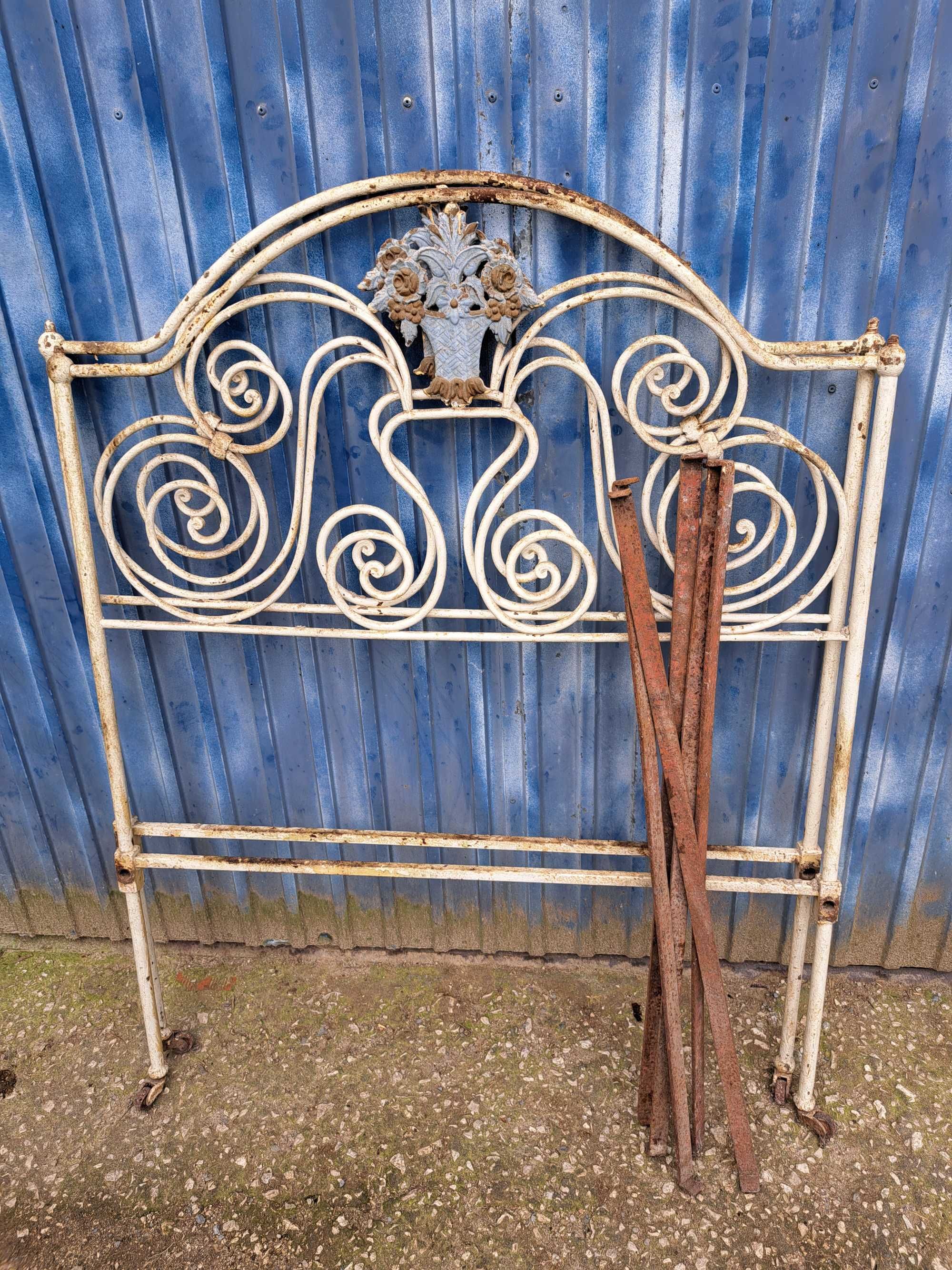 Cama de ferro antiga