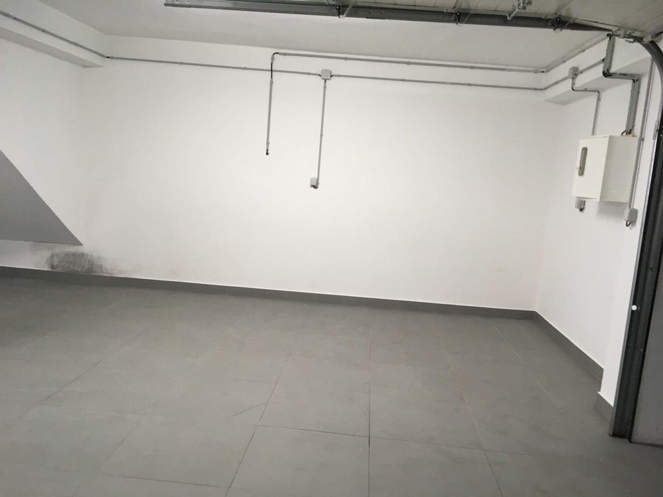 garagem de 70,60 m2, no centro da lourinhã, muito perto da rodoviária