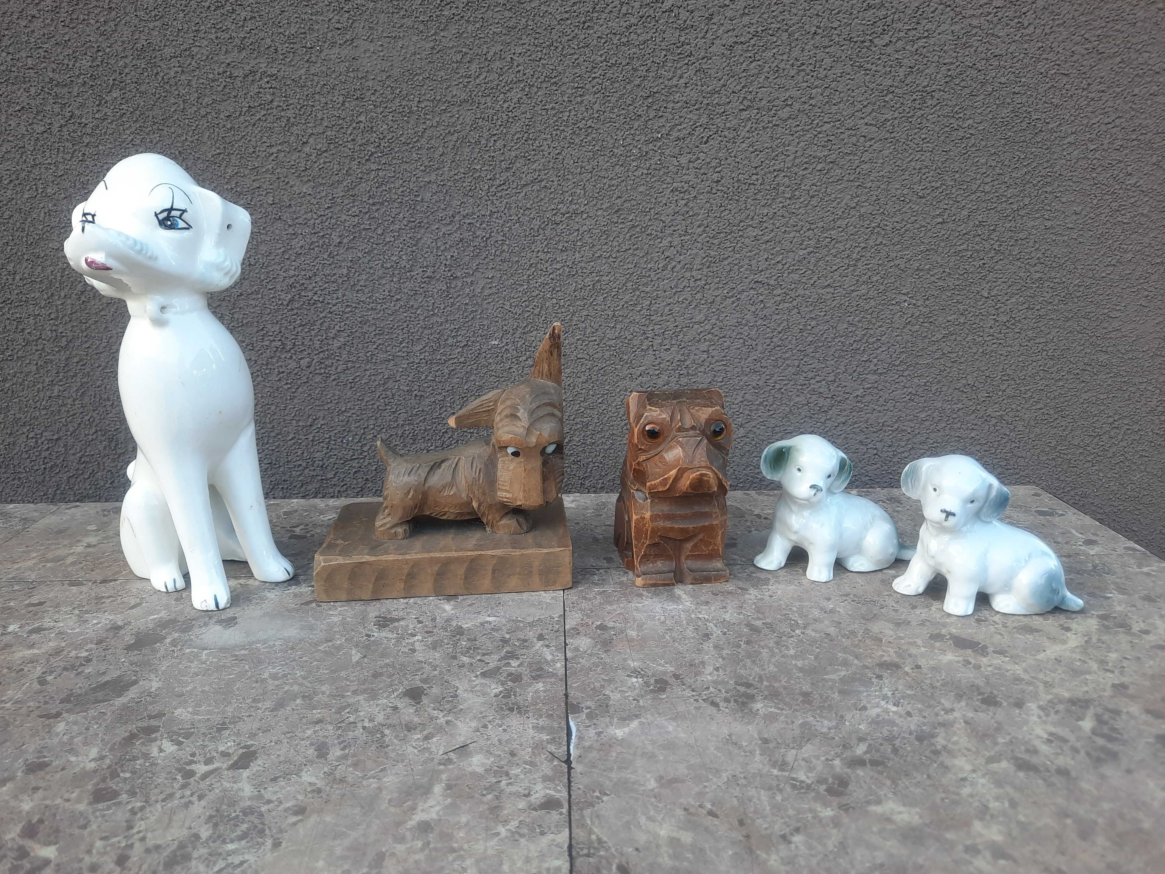 Psy małe figurki porcelana drewno zestaw 5szt