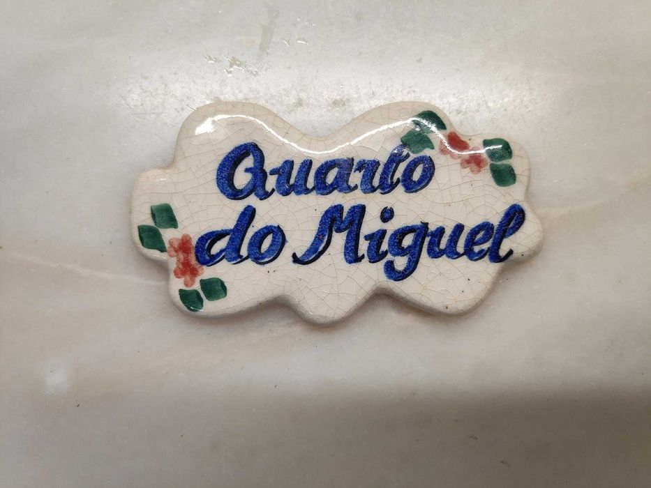 "Quarto do Miguel" para quarto de criança