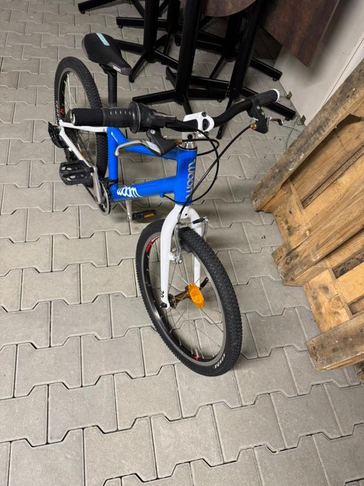 Woom 4 niebieski rower dziecięcy 20 cali