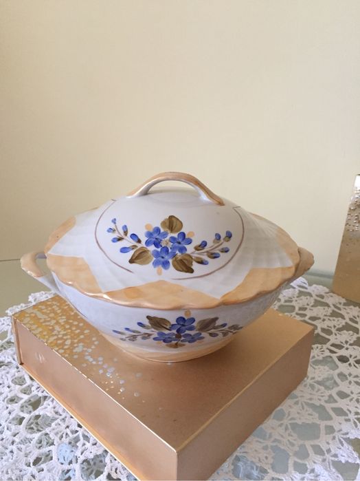 Посуд фарфор тарілки горнятка супниця блюдо глечик