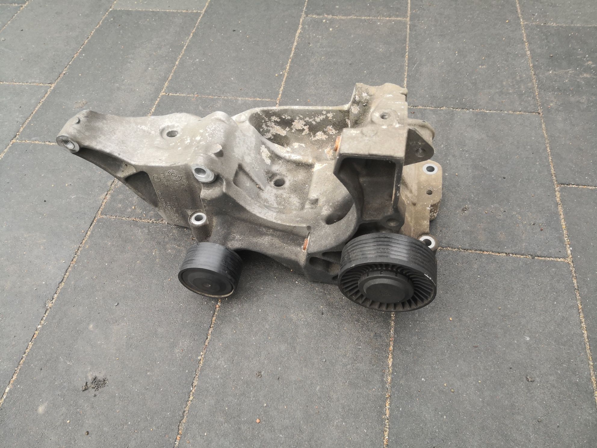 Wspornik łapa podstawa alternatora klimatyzacji BMW N47D20A