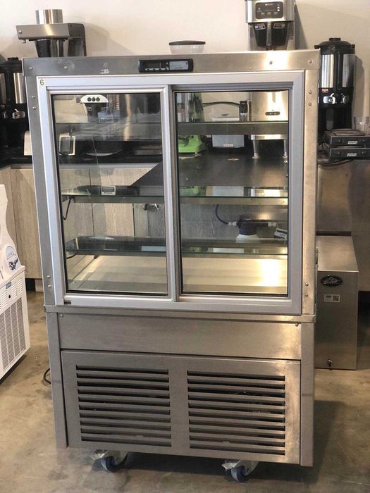 Холодильник вертикальний | Холодильна вітрина Counterline