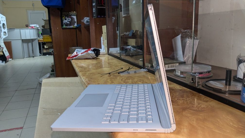 Surface book 2 13.5 GeForse 1050 i7-8650 16/512Gb IPS 3K Win11Pro
