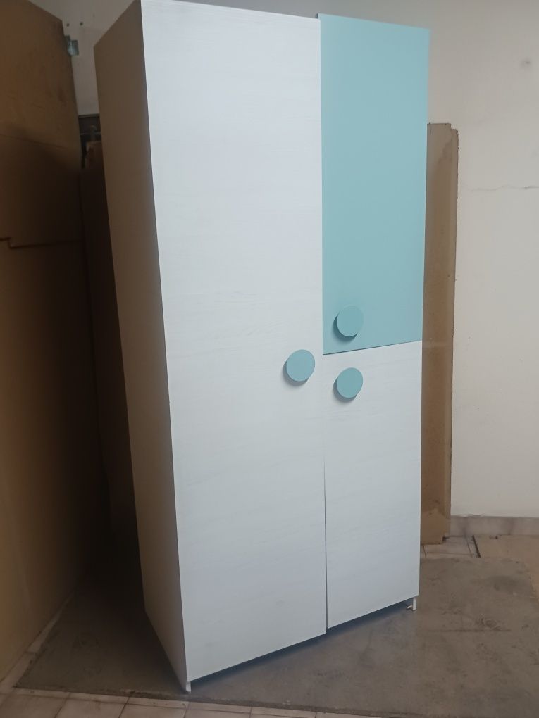 Vendo roupeiro de duas portas em ótimo estado possibilidade de fazer e
