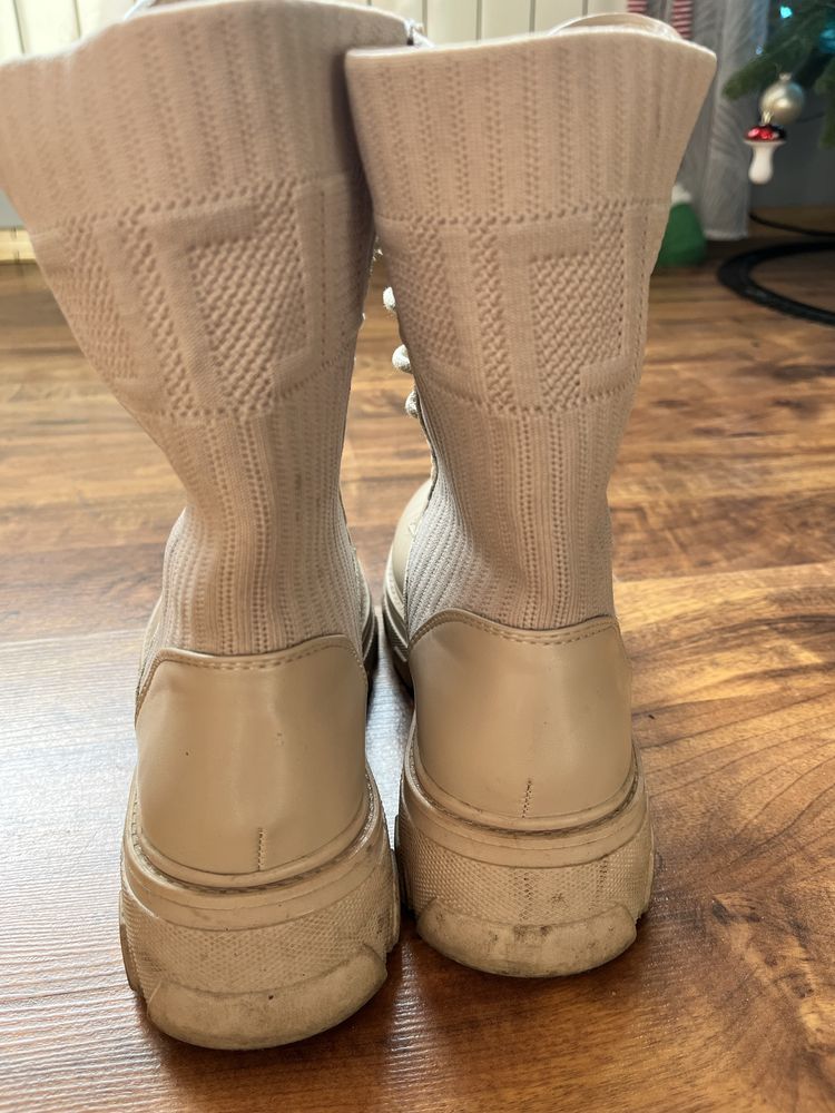 Kremowe buty botki trapery