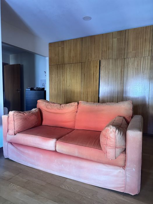 Sofa laranja, para recolha em Viana do Castelo