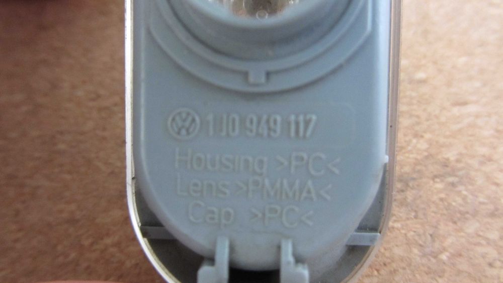 Pisca Guarda Lamas VW Passat B5 3B3