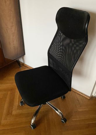 Czarny fotel biurowy, gamingowy