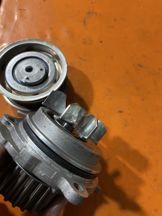 Продам помпу і натяжний ролік W golf 4. 1.6 16v бензин