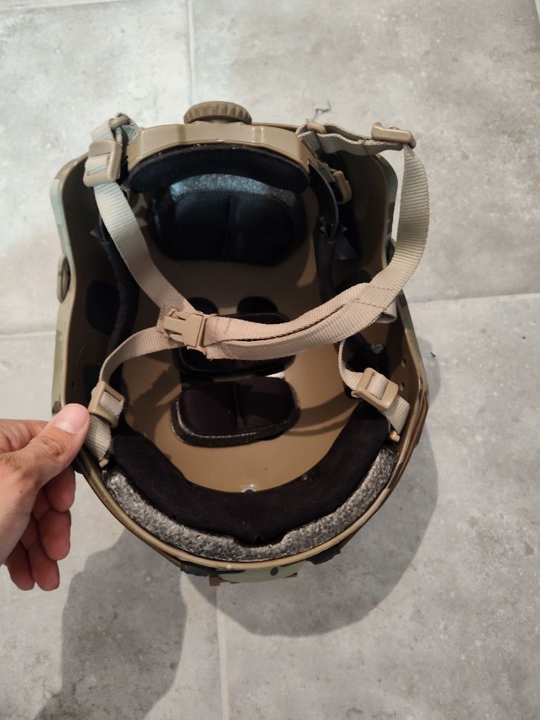 Kopia hełmu Fast w kamuflażu multicam ASG