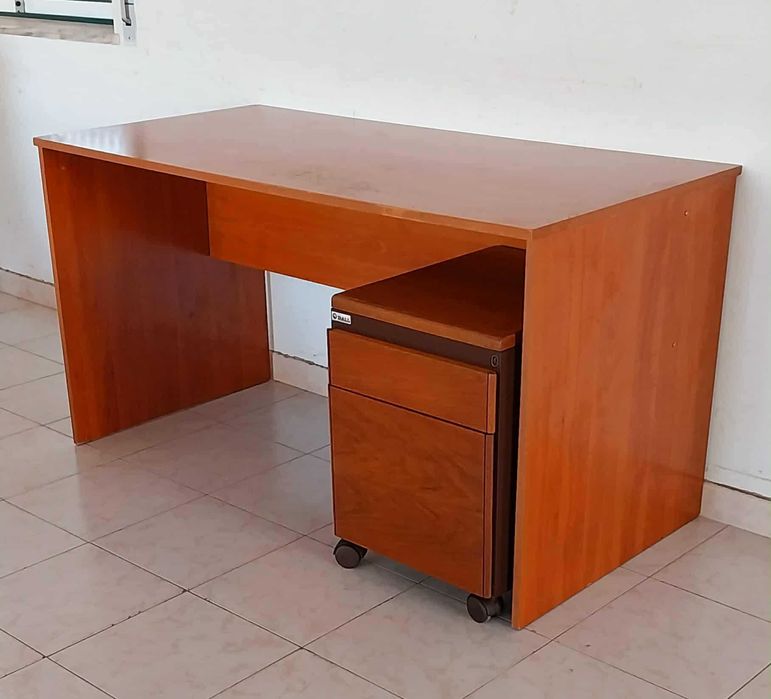 Secretária com Bloco de Gavetas rodado da Antiga RALL