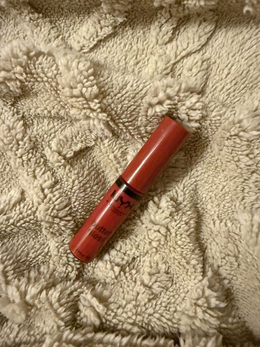 Nyx butter gloss blyszczyk czerwony 40 Apple Crisp