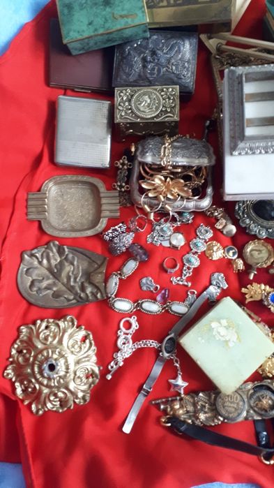 Różne akcesoria 4 szkatuly z marmuru i stare popielniczki