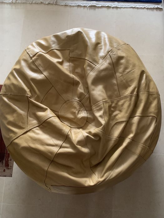 Puff em pele (cor de areia)