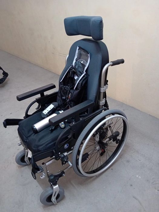 Cadeiras de rodas manual com apoio de motor elétrico