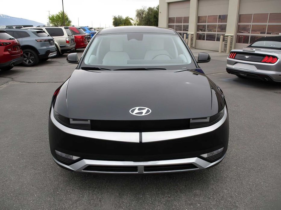 Hyundai Ioniq 5      2023