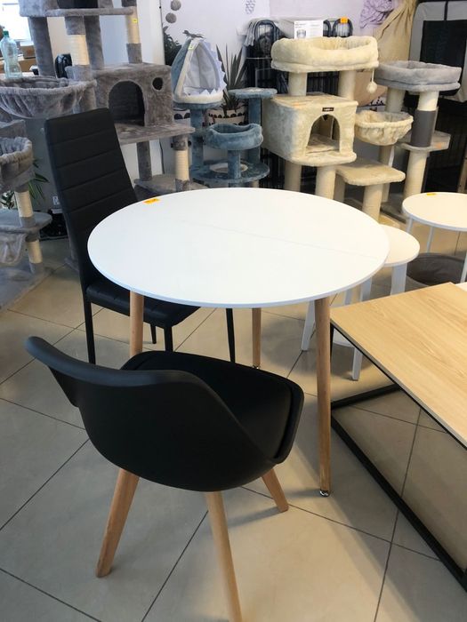 Stolik kawowy stół na trzech drewnianych nogach biały