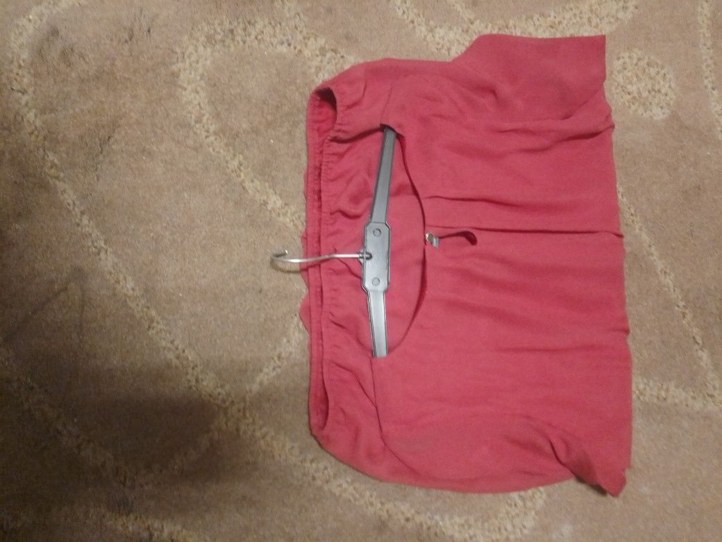 Blusa vermelha tipos seda com manga comprida e forro
