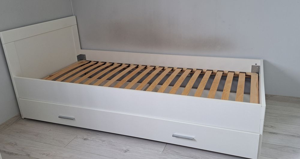 łóżko z materacem