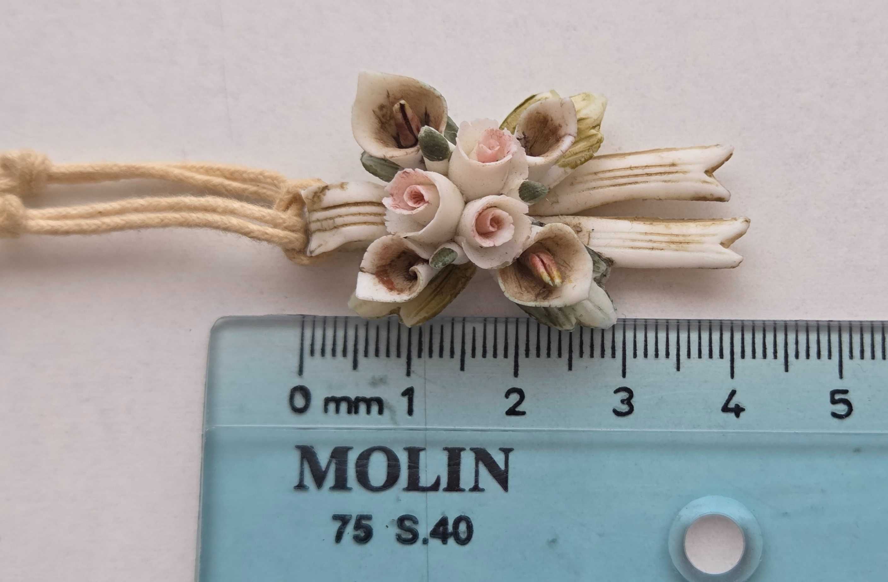 Colar floral em cerámica