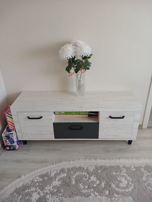 Тумбочка під телевізор