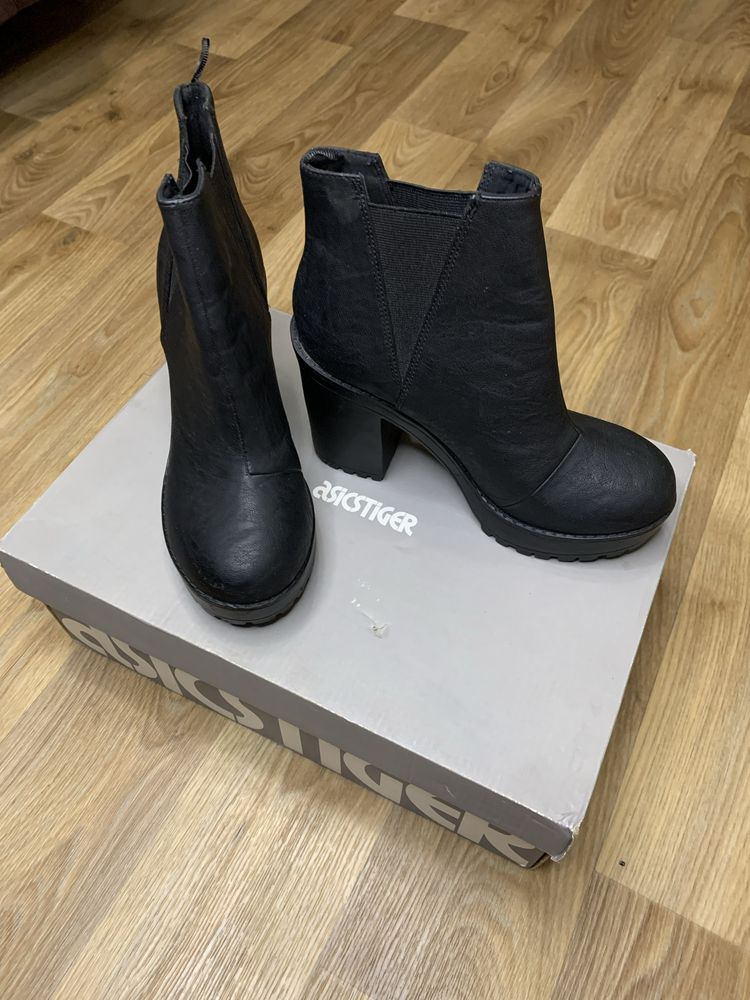 Жіночі черевикі челсі Devided by H&M