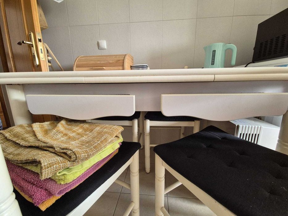Mesa de cozinha (+4 cadeiras e 2 bancos) de madeira branca, extensível