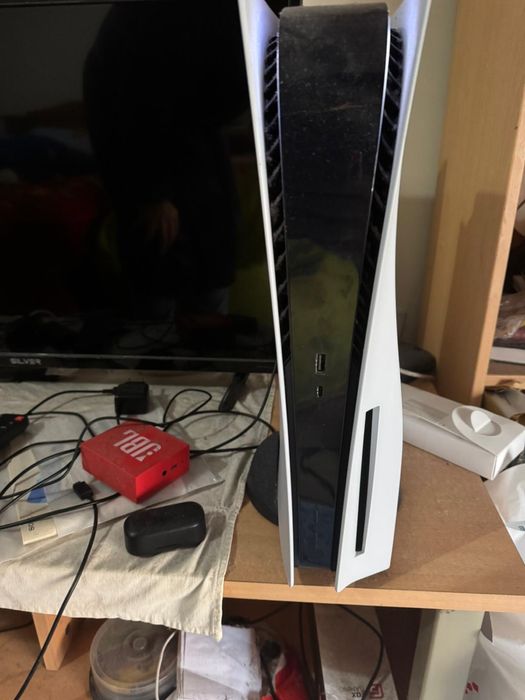 PS5 com 2 comandos e plataforma de carregamento