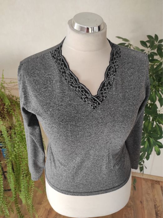 Bluzka szara z ozdobnym dekoltem w serek koronka długi rękaw XL 42