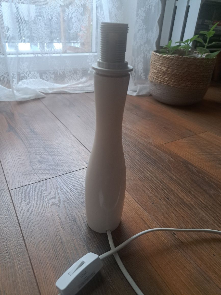 Lampka nocna z kloszem