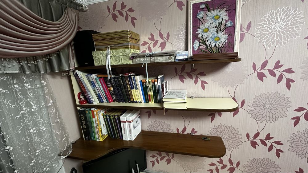 Продам кутовий стіл із поличками