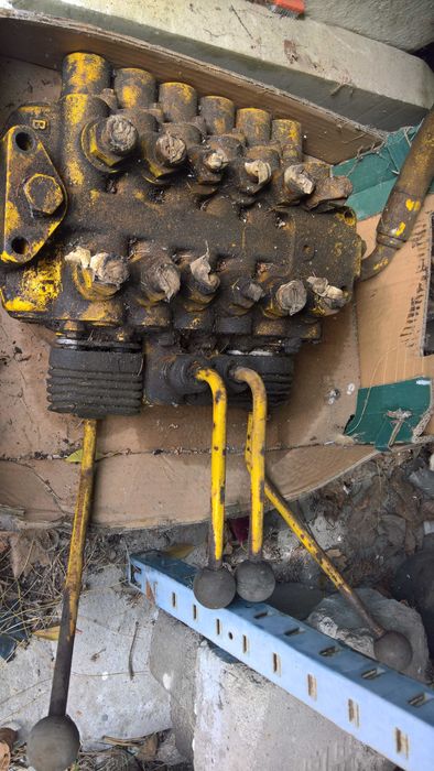 rozdzielacz hydrauliki z dźwigniami sterującymi JCB3 koparko-ładowarka