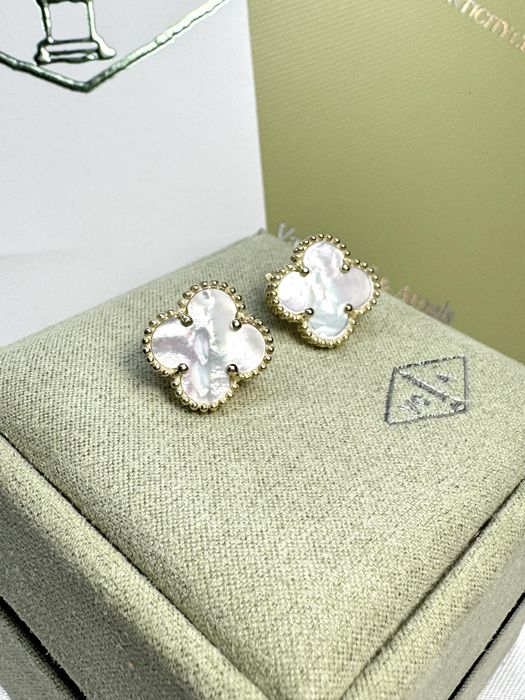Золоті сережки з перламутром у стилі Van Cleef