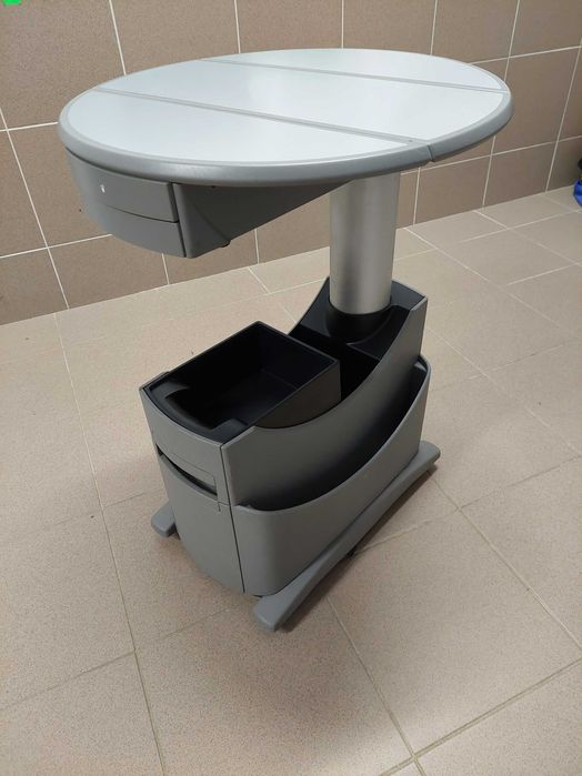 Mam do sprzedania stolik wielofunkcyjny rozkładany VW T5 T6 Multivan.