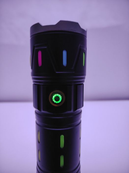 Lanterna compacta, leve e potência máxima