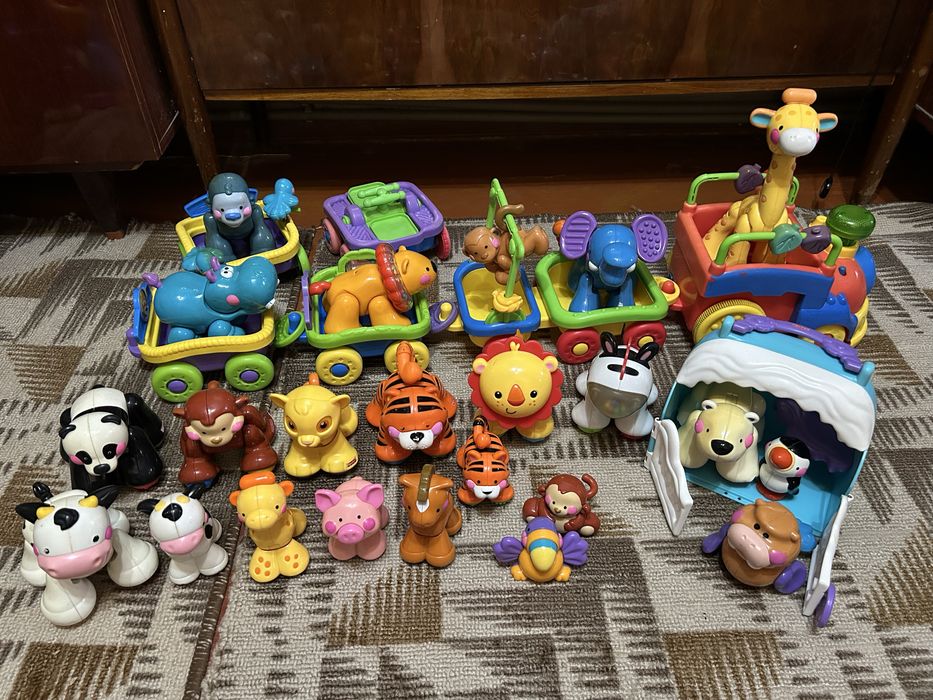 Трещетки Fisher Price + паравозик с вагонами