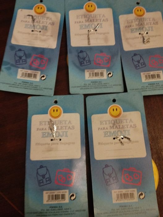 Etiquetas emoji para malas e afins